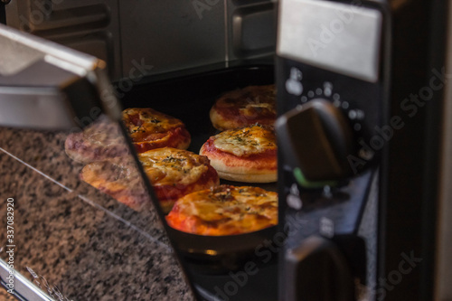 Exquisitas mini pizzas  salidas del horno eléctrico.