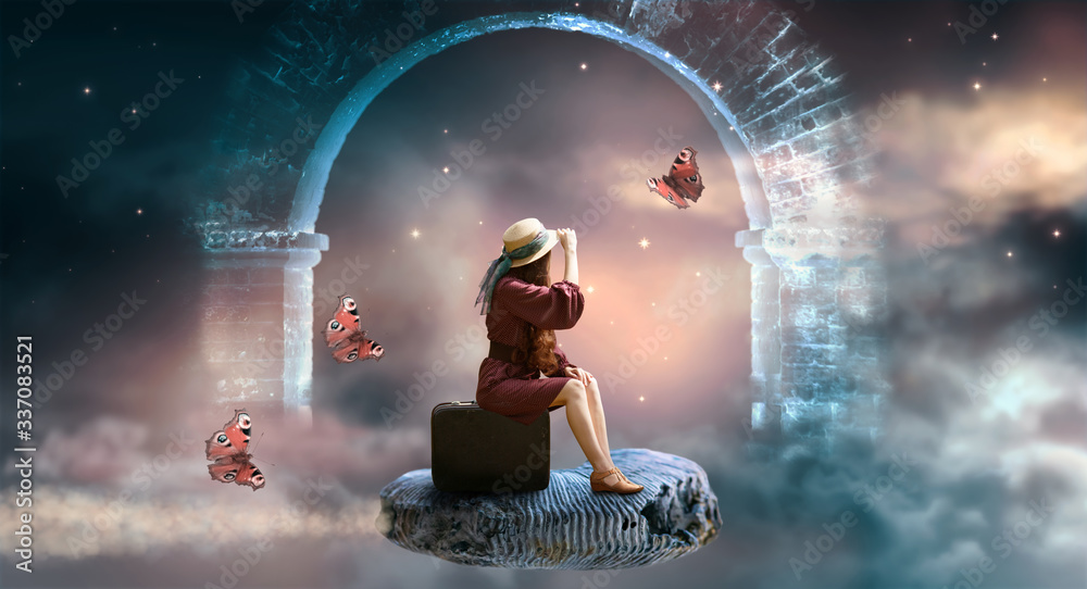 Obraz premium Młoda dama w sukience i kapeluszu retro, siedząca na walizce i lecąca na skamieniałości amonitów w kosmosie i wszechświecie, idylliczne sceny fantasy z ruinami łuków duchów i motylami, podróżuje po świecie.