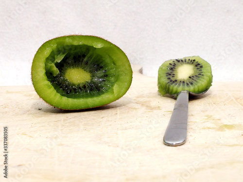 kiwi ausgehöhlt photo