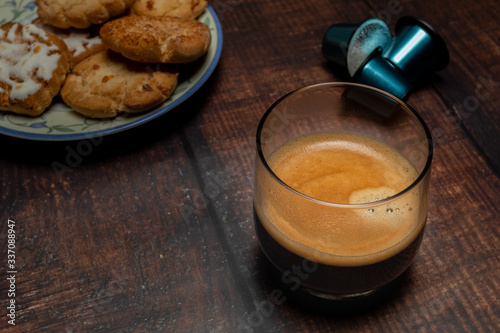 Vaso de caf   con galletas y c  psulas