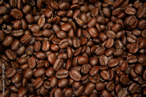 Granos de café sobre una base plana