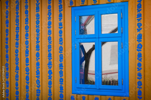 okno drewnianej chaty