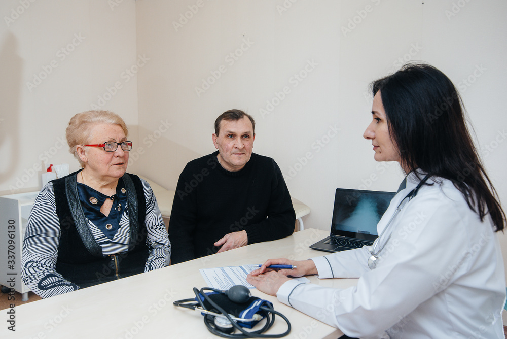 Obraz premium A couple of elderly people at a personal doctor's appointment at a medical center. Medicine and healthcare