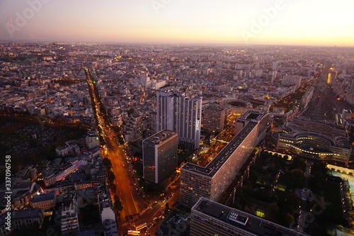 Ausblick auf die beleuchteten Straßen und Gebäude von Paris, Frankreich bei Nacht in Montparnasse