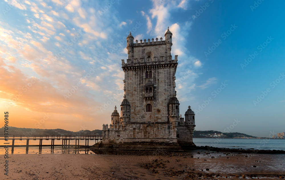 Landscape. Torre de Belem con la marea baja al amanecer. Lisboa. Portugal
