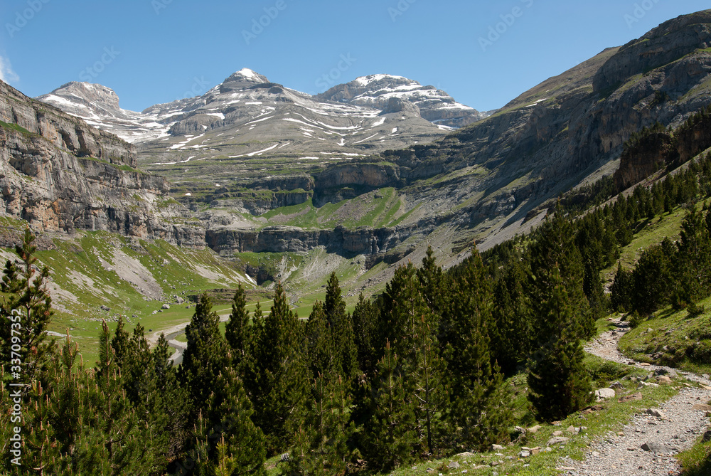 Circo de Soaso con los picos del Cilindro de Marboré Monte Perdido y Soum de Ramond en el Parque Nacional de Ordesa y Monte Perdido, en el Pirineo aragonés. 