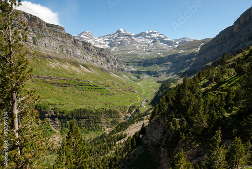 Circo de Soaso con los picos del Cilindro de Marboré Monte Perdido y Soum de Ramond en el Parque Nacional de Ordesa, en el Pirineo aragonés. 