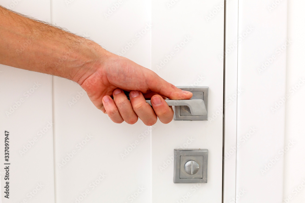 Naklejka premium hand opens the door handle
