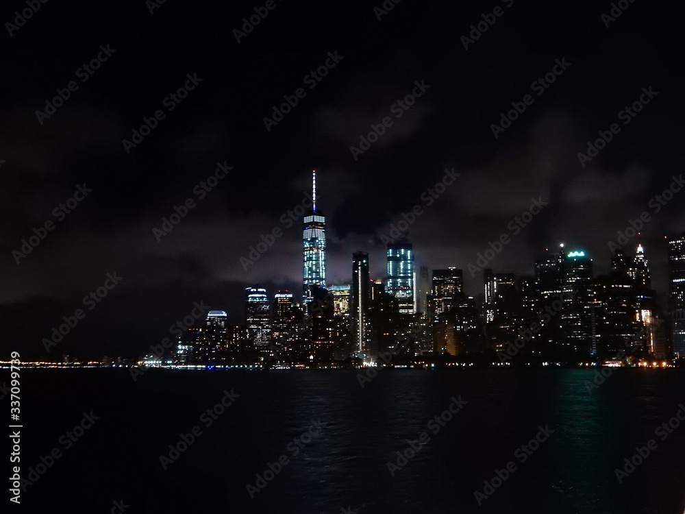 Skyline von Manhattan, New York City bei Nacht von der Fähre aus