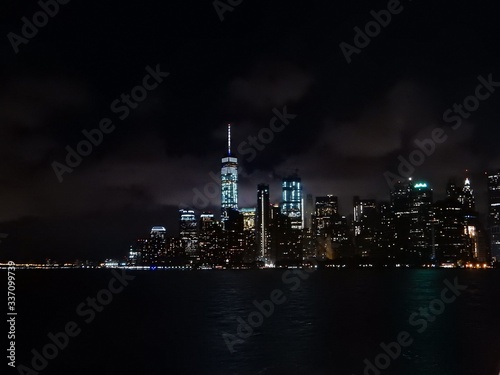 Skyline von Manhattan  New York City bei Nacht von der F  hre aus