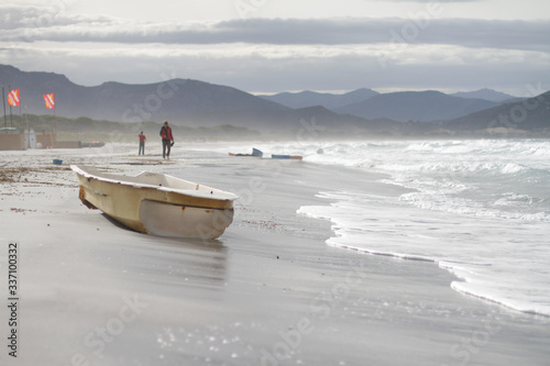 Menschen am Sandstrand von Sardinien
 photo