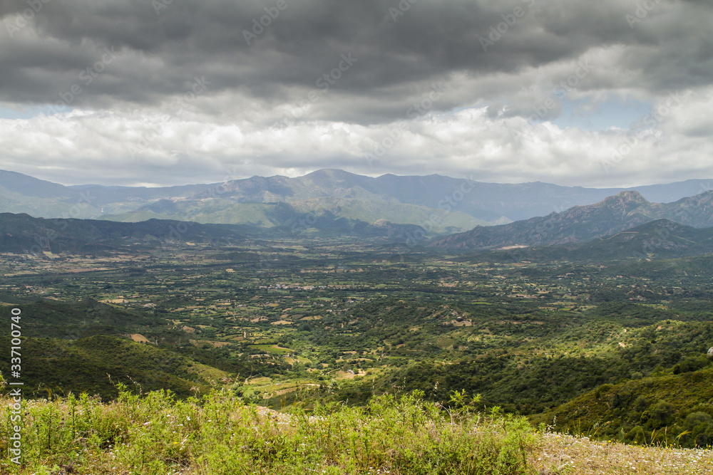 Fototapeta premium Sardinien grüne Berglandschaft im Osten