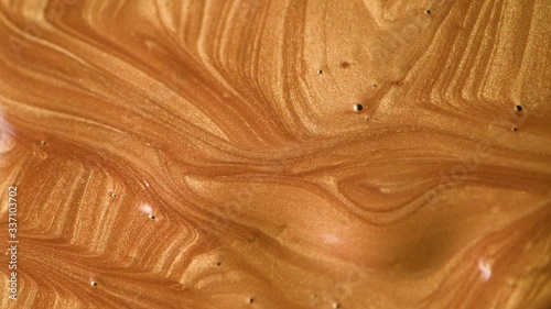 Slow motion of a texturized paint 