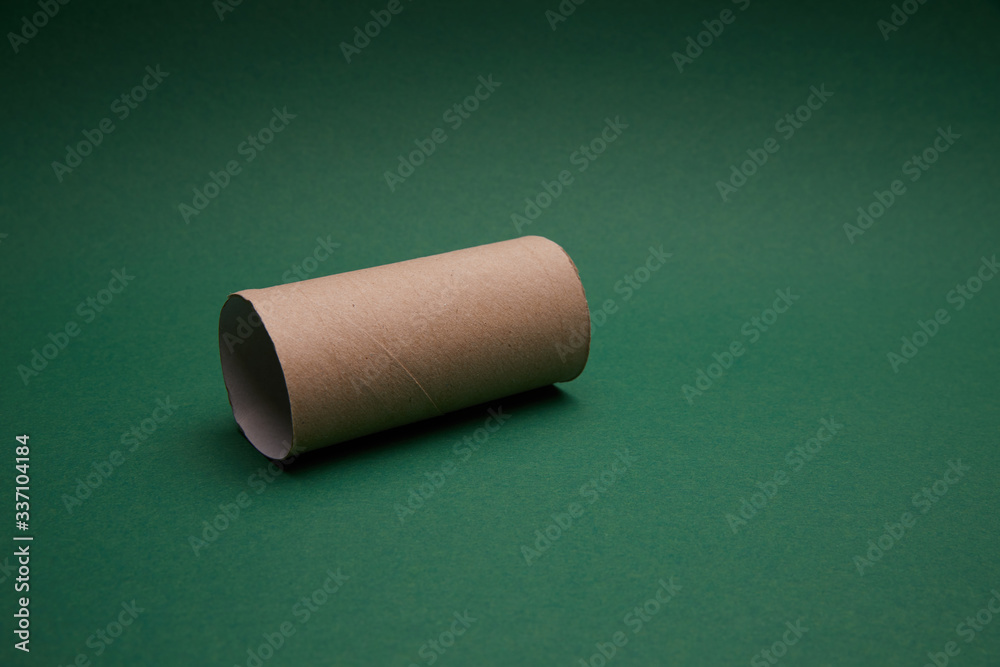 Leere Rolle Toilettenpapier auf Farbhintergrund Leere Rolle Toilettenpapier auf Farbhintergrund