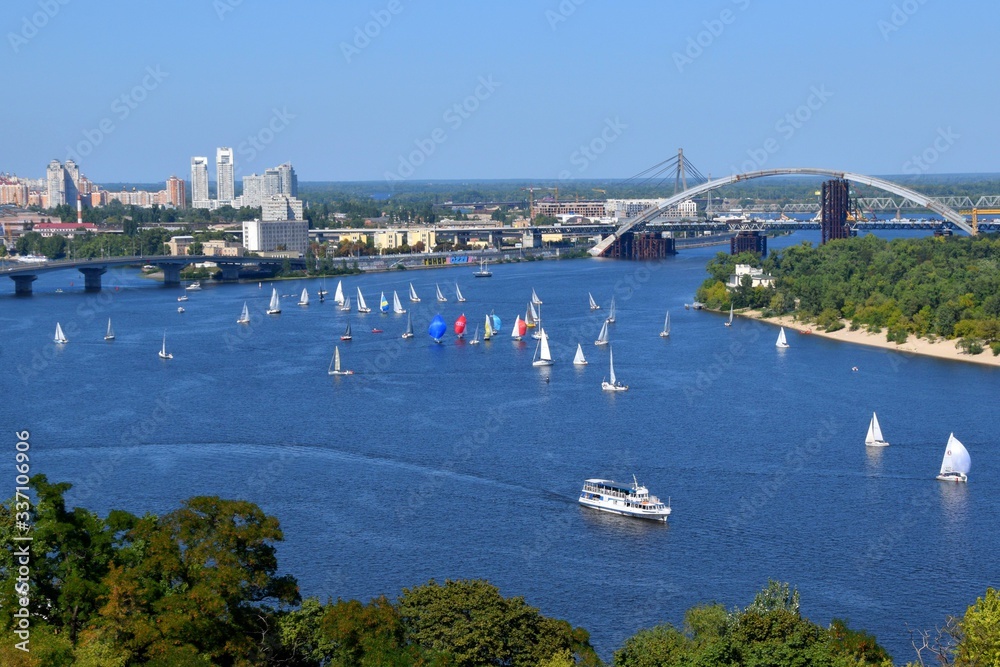 Obraz premium Kiev city regatta Dnieper river