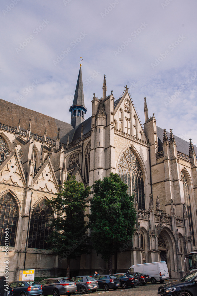 Obraz premium The beautiful gothic cathedral Saint-Michel et Sainte-Gudule St. Michael and St. Gudula Cathedral in Brussels.