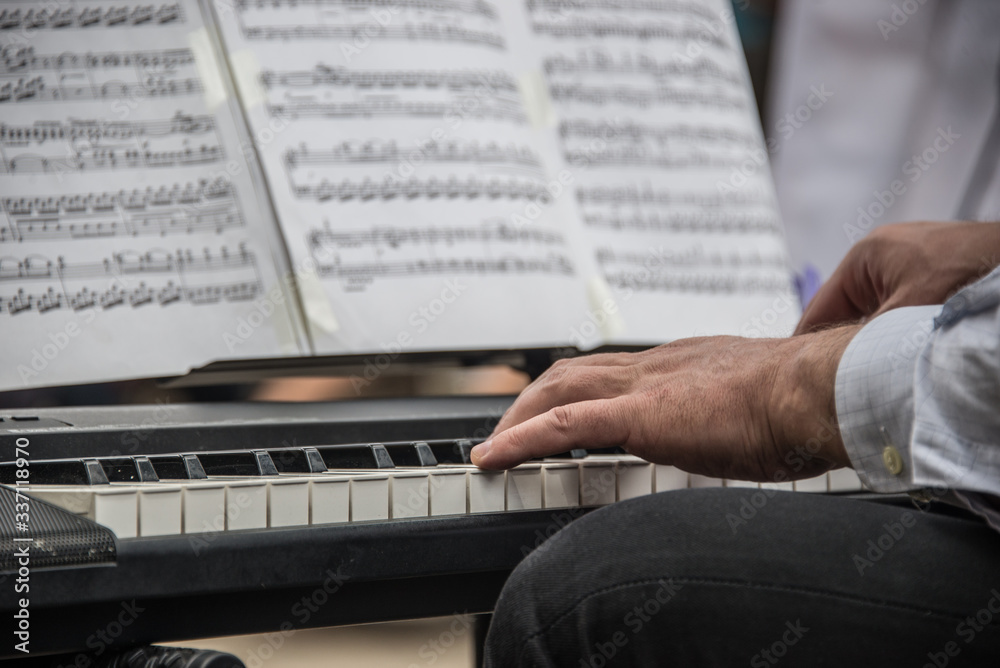 manos tocado piano con partitura de notas musicales al aire libre Stock  Photo | Adobe Stock