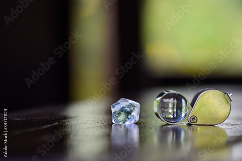 Selected diamonds In the gemstone clamp for making jewelry 