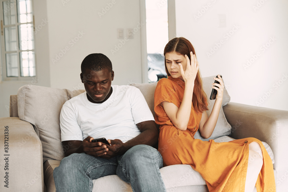 young couple watching tv - obrazy, fototapety, plakaty 