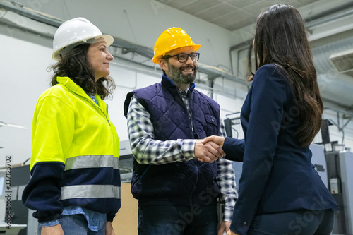 Bilde på lerret Positive engineers and company representative meeting onsite and shaking hands