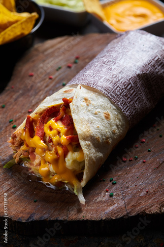 Burrito de carne al pastor con macarrones