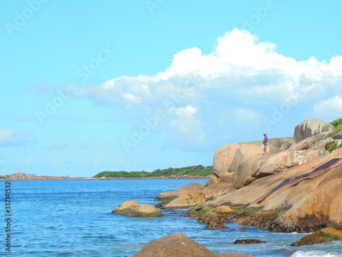 Pedras, mar e céu azul