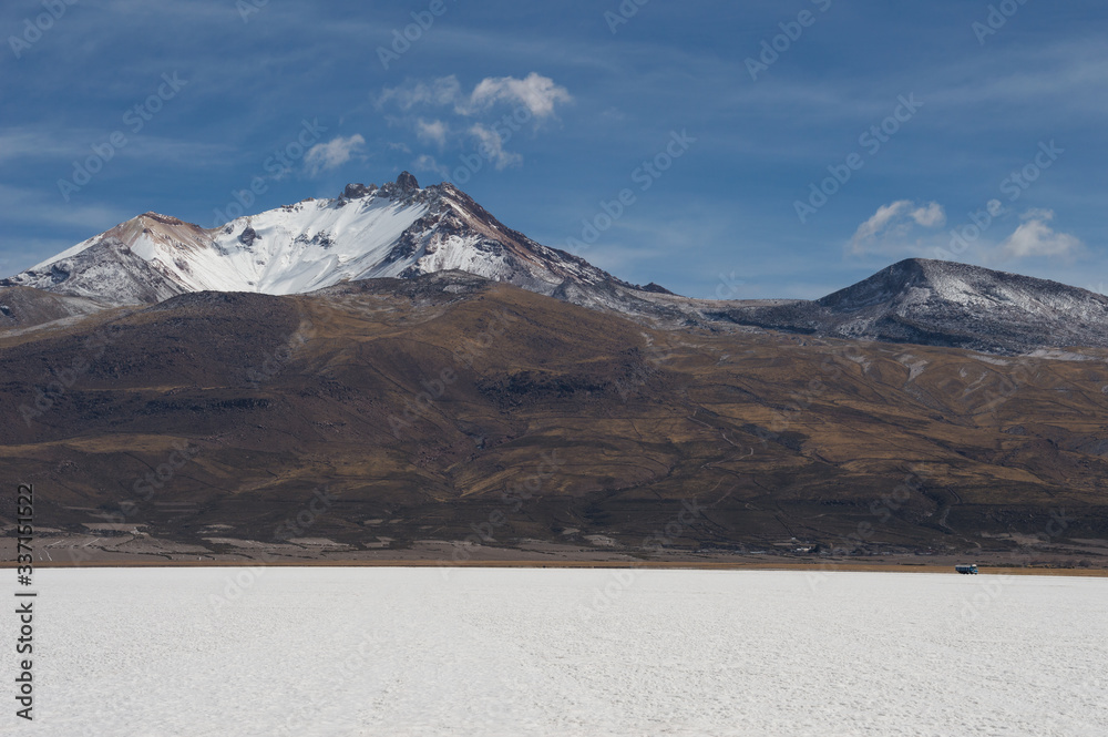 Φωτογραφία Tunupa volcano in Bolivia surrounded by hills on the bank of Salar de Uyuni