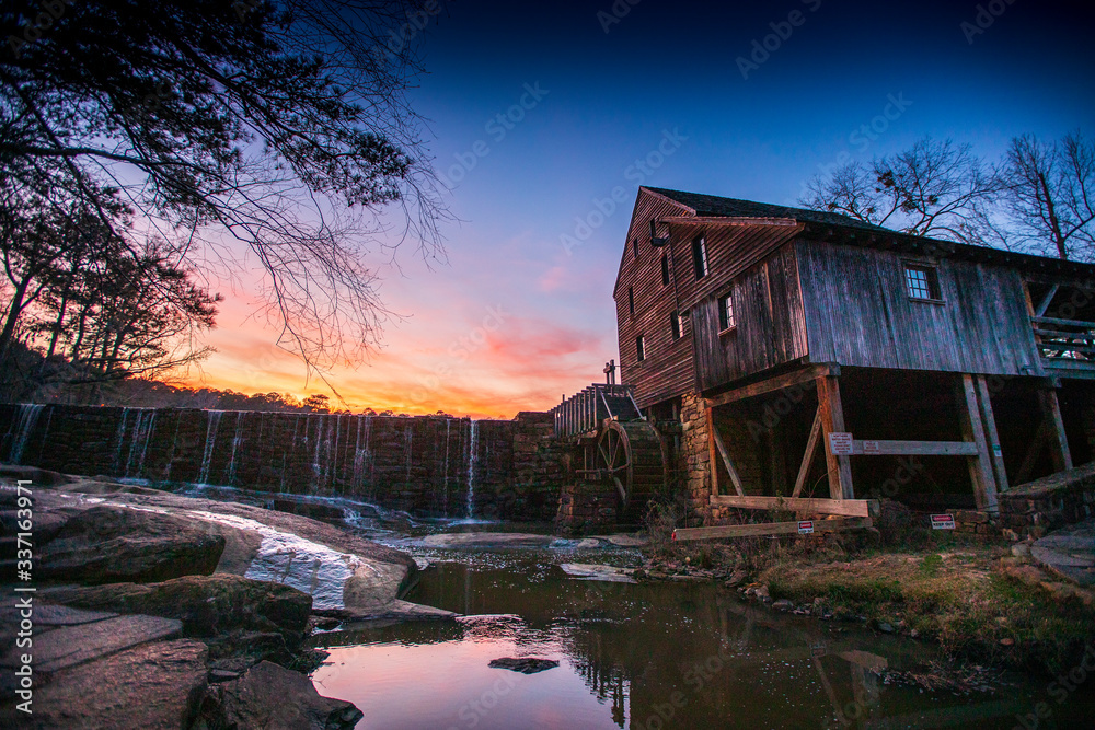 Sunset over the historic Yates Mill in Raleigh, North Carolina. - obrazy, fototapety, plakaty 