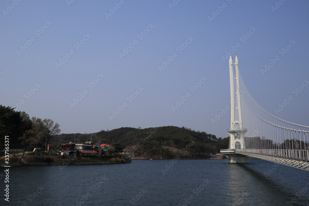 Obraz premium 흰색 교량과 호수가 보이는 아름다운 풍경