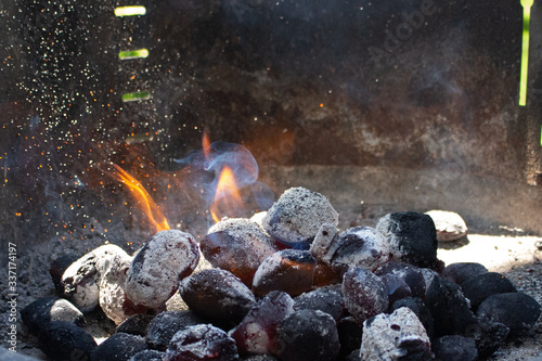Anheizen des Grills im Garten