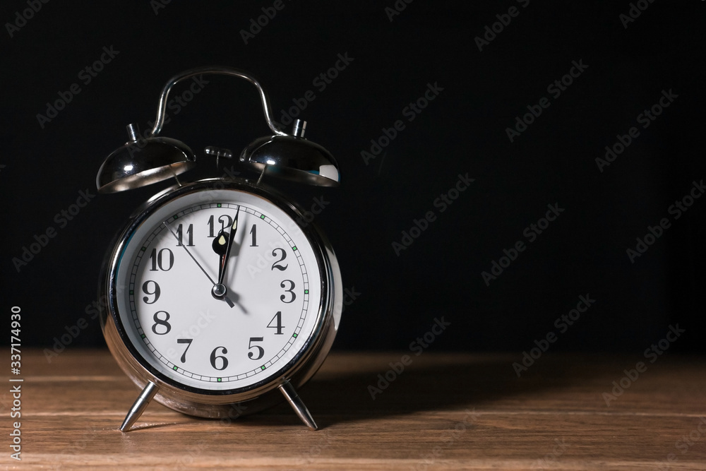 Reloj marcando las 12 hot sale