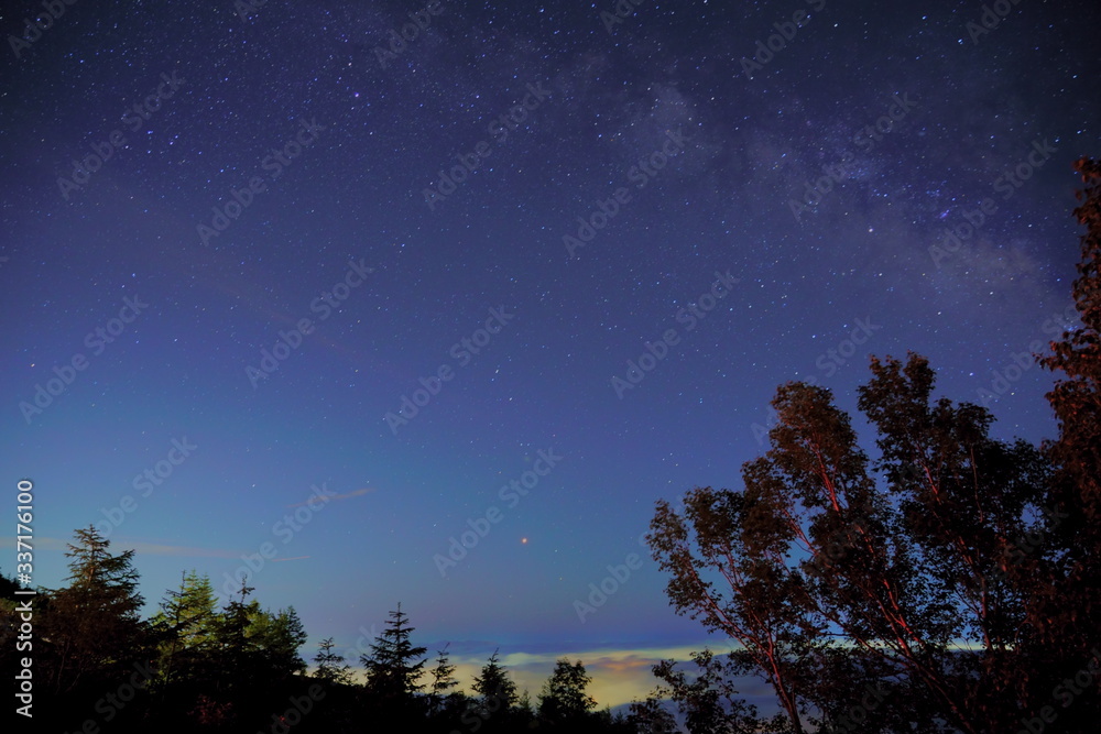 Fototapeta premium 雲海と星空の幻想的な風景 / Fantastic landscape of sea of ​​clouds and starry sky