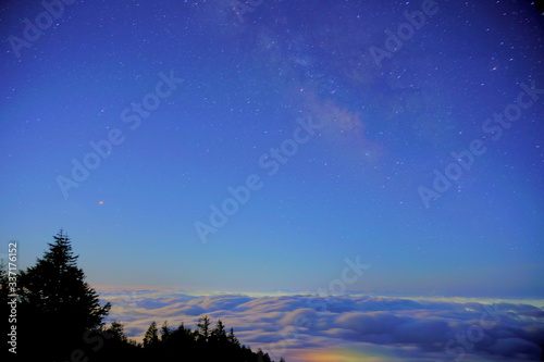雲海と星空の幻想的な風景 / Fantastic landscape of sea of ​​clouds and starry sky
