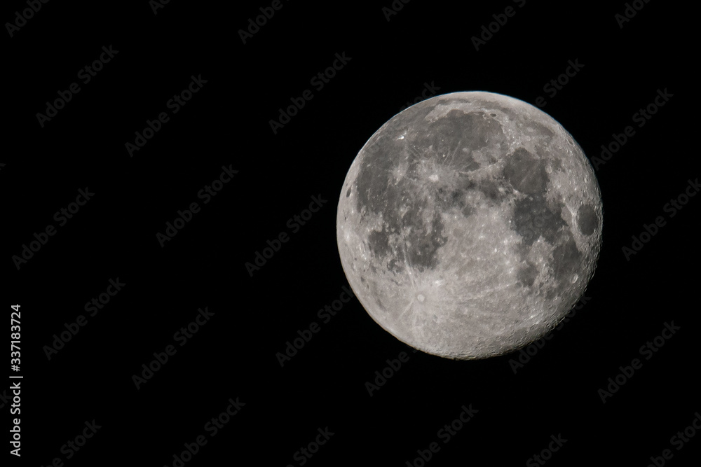 Obraz premium Vollmond 2020 Abril bei Rietheim Weilheim Baden-Württemberg