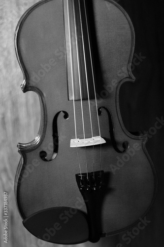 instrumento musical primer plano violin de madera de cerca y fondo de madera photo