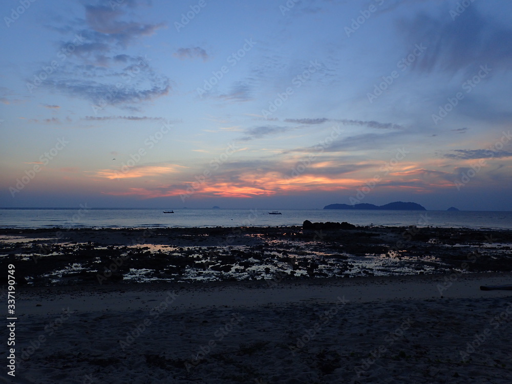 海辺のピンクオレンジ色の夕焼け