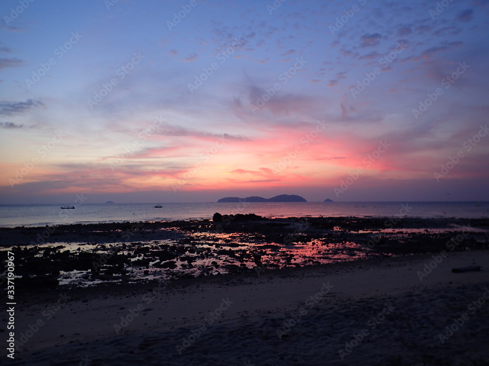 海辺のピンクオレンジ色の夕焼け