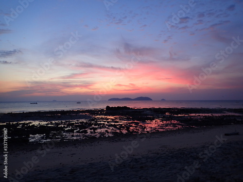 海辺のピンクオレンジ色の夕焼け