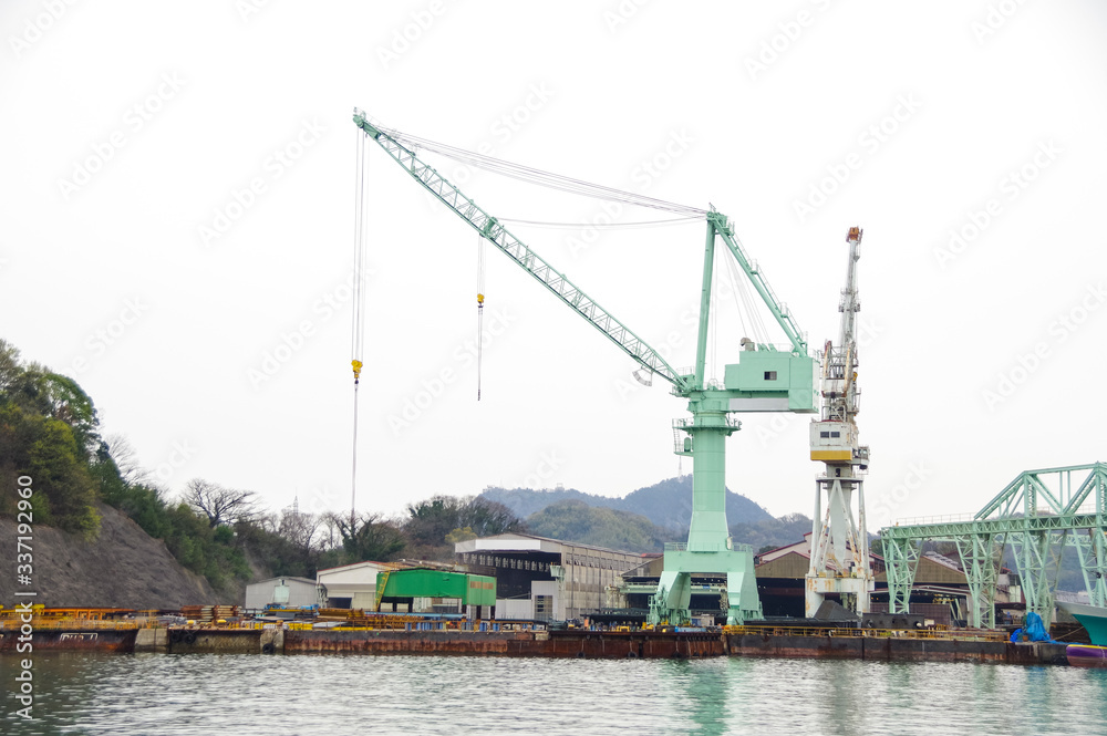 造船所のガントリークレーン