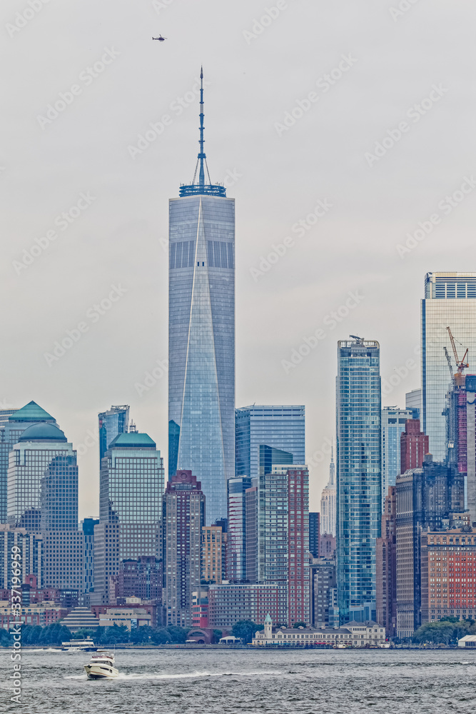 Obraz premium Manhattan Island panorama during the gloomy weather from the Staten Island Ferry in New York.