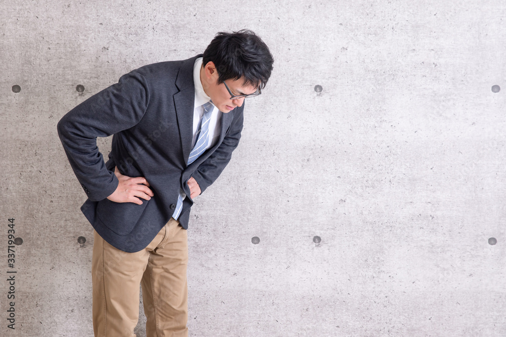 痛みを感じる男性
痛みを感じる男性