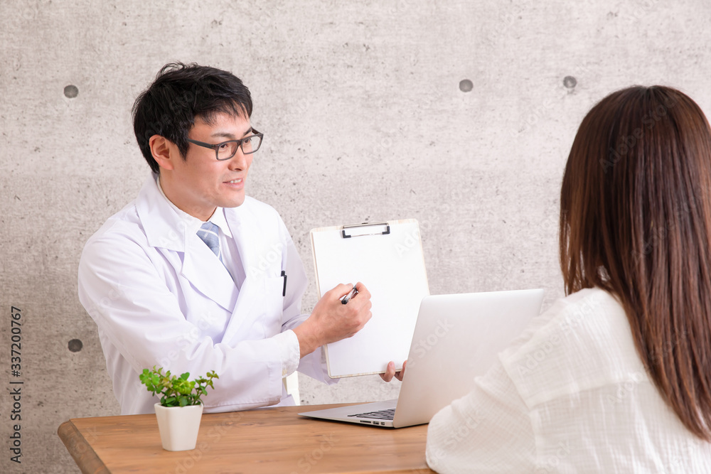 Obraz premium 白衣を着た男性