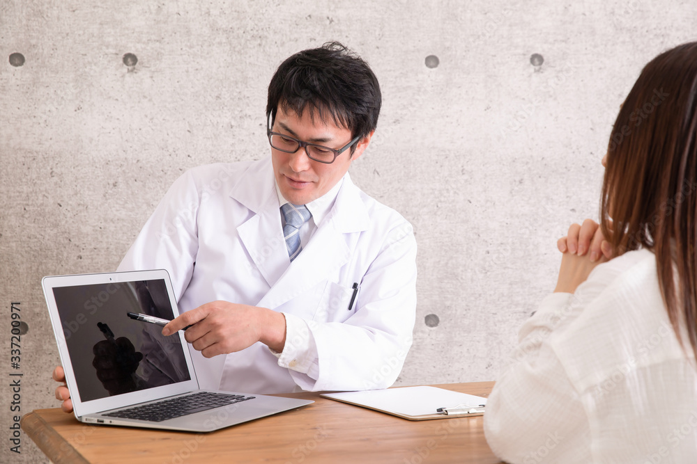 Obraz premium 白衣を着た男性 