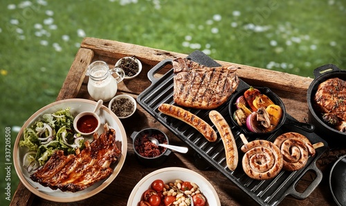 Fotografia Assorted foods during gourmet outdoor barbecue
