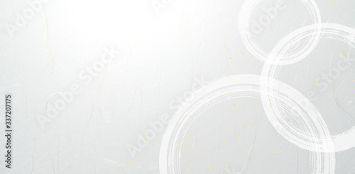 筆書きの輪と白色の和紙の背景素材（アブストラクト）

