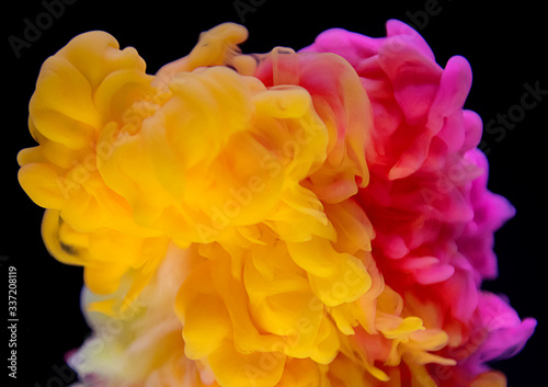 Abstract yellow and pink color drop to the water © Rawpixel.com