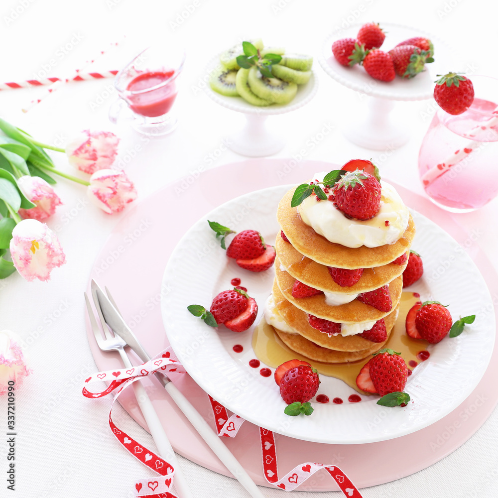 いちごパンケーキ メープルシロップ Stock Photo Adobe Stock