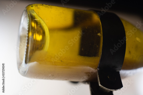 Foto Image of sediment in a wine bottle.