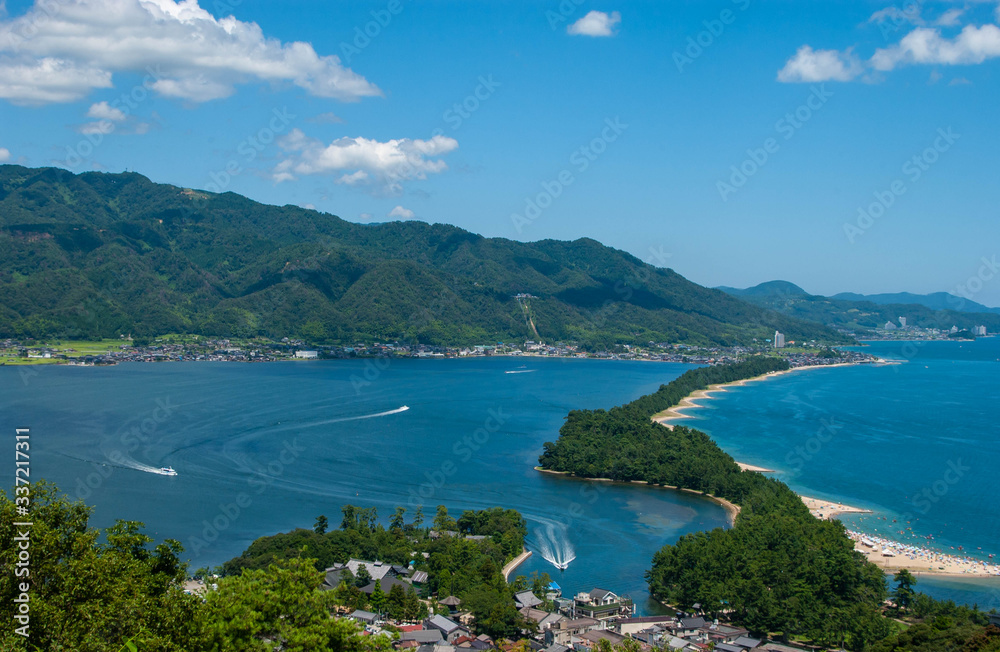 日本海の青い海と天橋立