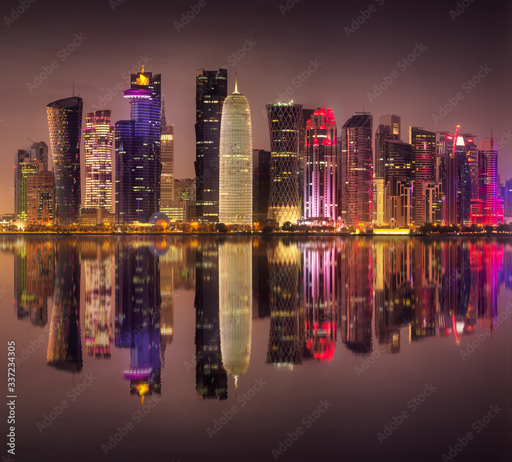 Fototapeta premium View of park and building in Doha City Center